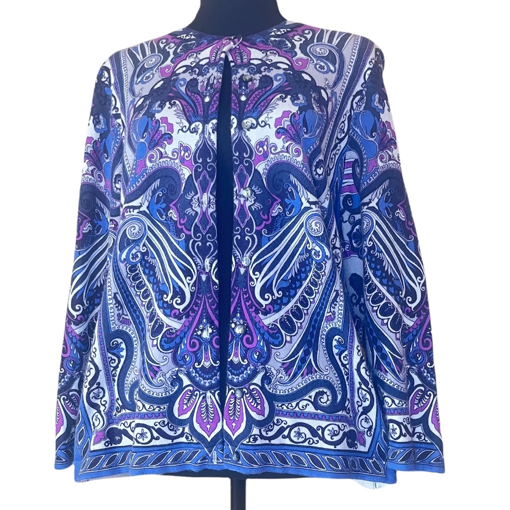 Cardigan sweater waist length . Color blue, fuchsia, gray ,white. Size medium.